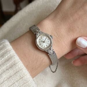 BULOVA WOMEN'S  10 KARAT GOLD VINTAGE JEWELRY WATCH  P98659